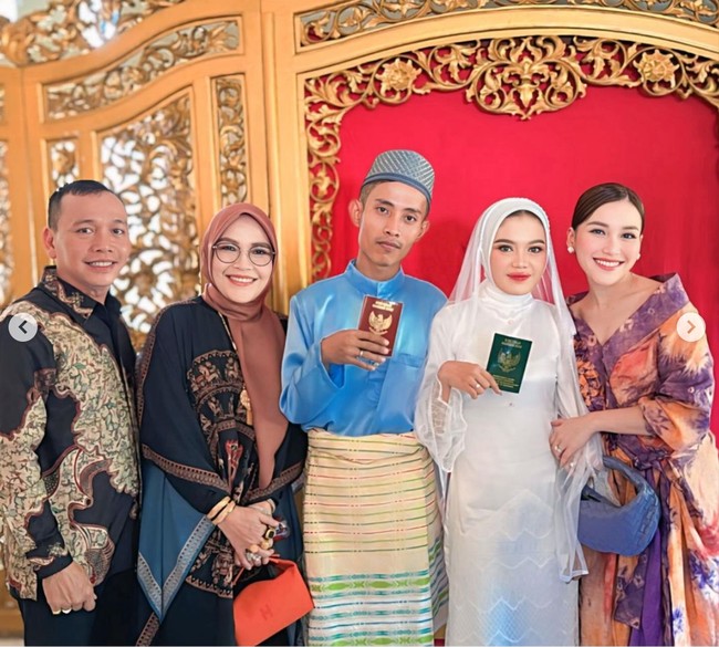 Demikian pula halnya dengan ayah dan ibu Ayu, Abdul Rozak dan Umi Kalsum. Kedua orangtua Ayu itu tampil kompak mengenakan busana senada di acara akad nikah Sarah. Foto: Instagram/@ayutingting92