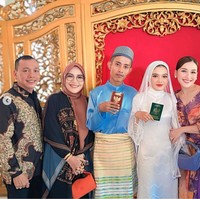 Demikian pula halnya dengan ayah dan ibu Ayu, Abdul Rozak dan Umi Kalsum. Kedua orangtua Ayu itu tampil kompak mengenakan busana senada di acara akad nikah Sarah. Foto: Instagram/@ayutingting92