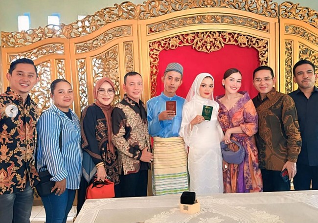 Sambil menenteng tas kecil yang senada dengan pakaiannya, penampilan Ayu terlihat anggun dengan sanggul klasik dan sepasang anting. Berpose di sebelah Sarah, Ayu tersenyum ke arah kamera. Foto: Instagram/@ayutingting92