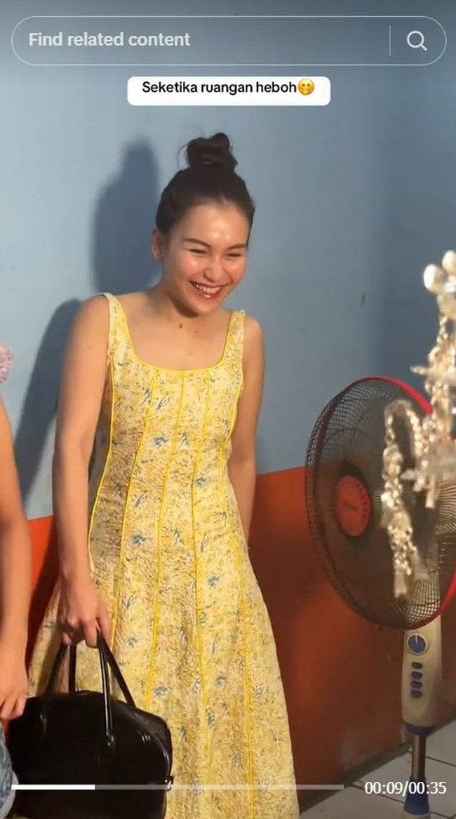 Rambut panjangnya juga tampak hanya dicepol ke atas. Sementara untuk riasan wajah, wanita 32 tahun itu memilih riasan natural yang simpel.  Foto: Instagram/@ayutingting92