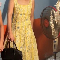 Rambut panjangnya juga tampak hanya dicepol ke atas. Sementara untuk riasan wajah, wanita 32 tahun itu memilih riasan natural yang simpel.  Foto: Instagram/@ayutingting92