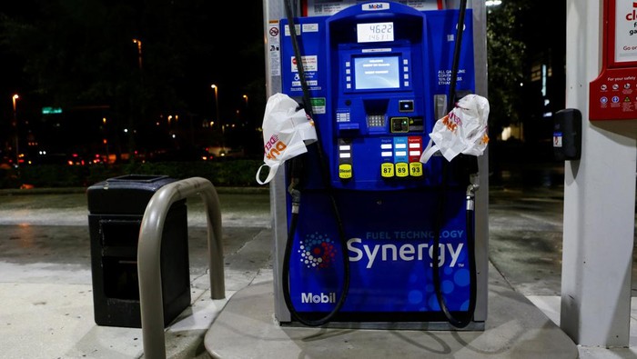 Badai Milton Mendekat, Florida Kehabisan Bahan Bakar A view of a gas station that ran out of fuel as Hurricane Milton approaches, in Tampa, Florida, U.S., October 6, 2024. REUTERS/Octavio Jones