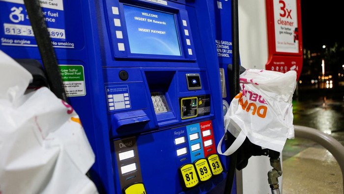 Badai Milton Mendekat, Florida Kehabisan Bahan Bakar A view of a gas station that ran out of fuel as Hurricane Milton approaches, in Tampa, Florida, U.S., October 6, 2024. REUTERS/Octavio Jones