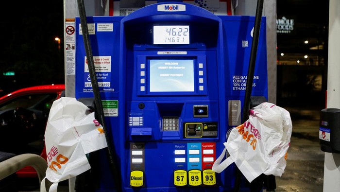 Badai Milton Mendekat, Florida Kehabisan Bahan Bakar A view of a gas station that ran out of fuel as Hurricane Milton approaches, in Tampa, Florida, U.S., October 6, 2024. REUTERS/Octavio Jones