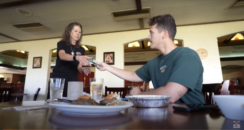 Baik Hati! YouTuber Ini Beri Tip Rp 7,8 Juta ke Pemilik Restoran