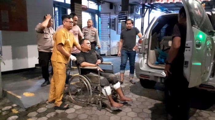 Polisi menangkap seorang begal di Bandar Lampung. Sepasang kaki begal bernama Irfan Kurniawan itu ditembak karena melakukan perlawanan kepada polisi saat akan ditangkap.