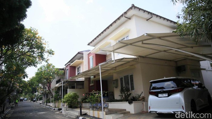 Sekretaris Jenderal (Sekjen) DPR, Indra Iskandar, meninjau rumah jabatan atau rumah dinas anggota DPR yang kini tak ditempati. Ada sejumlah kerusakan di rumah jabatan anggota DPR itu.