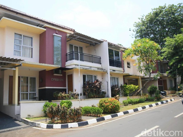 Sekretaris Jenderal (Sekjen) DPR, Indra Iskandar, meninjau rumah jabatan atau rumah dinas anggota DPR yang kini tak ditempati. Ada sejumlah kerusakan di rumah jabatan anggota DPR itu.