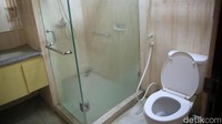 Setiap lantai juga memiliki kamar mandi hingga kamar tidur. Setiap kamar terdapat kasur hingga lemari di dalamnya. Kondisi kasur hingga lemari pun kotor.