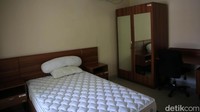 Dalam kesempatan itu, Indra mengatakan setiap hari ada keluhan 15-20 anggota DPR yang menempati rumah itu. Keluhan rata-rata terkait kebocoran hingga adanya tikus.