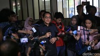 Rata-rata berkaitan dengan bocoran rumah. Kemudian banyaknya tikus, kemudian juga berkaitan dengan akibat rayap yang itu biasanya di lemari-lemari dan sebagainya cepat rusak di sini, kata Indra saat meninjau. Dia juga menyebut, saat musim hujan, terdapat banjir di sejumlah titik. Banjir pun bisa mencapai semata kaki orang dewasa.