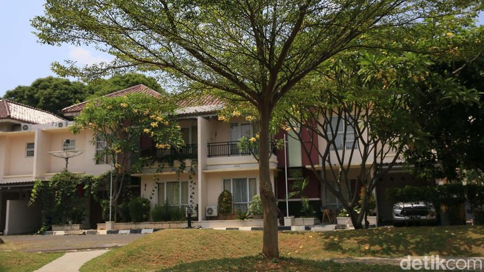 Sekretaris Jenderal (Sekjen) DPR, Indra Iskandar, meninjau rumah jabatan atau rumah dinas anggota DPR yang kini tak ditempati. Ada sejumlah kerusakan di rumah jabatan anggota DPR itu.