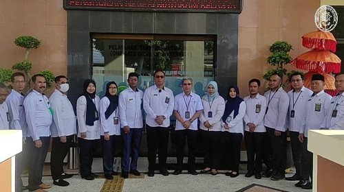 Belasan hakim di Pengadilan Negeri (PN) Mataram melakukan aksi mogok kerja massal. (Foto: Humas PN Mataram)