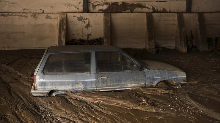 Bosnia Diterjang Banjir Bandang Dahsyat dan Tanah Longsor A destroyed car and a house are seen following a flooding in Buturovic Polje, Bosnia, Sunday, Oct. 6, 2024. (AP Photo/Armin Durgut)
