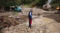 Ahli meteorologi menyebut perubahan cuaca ekstrem ini terkait dengan perubahan iklim.