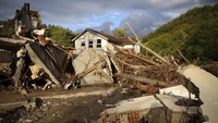 Bangunan rumah yang roboh akibat banjir dahsyat tersebut.