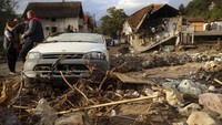 Tim penyelamat menggali puing-puing dan mencari orang-orang yang hilang setelah banjir bandang dan tanah longsor terburuk dalam beberapa tahun melanda sebagian wilayah Bosnia dan Herzegovina.