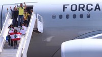 Warga negara Brasil tiba di Bandara Guarulhos, Brasil, Minggu (6/10/2024).  