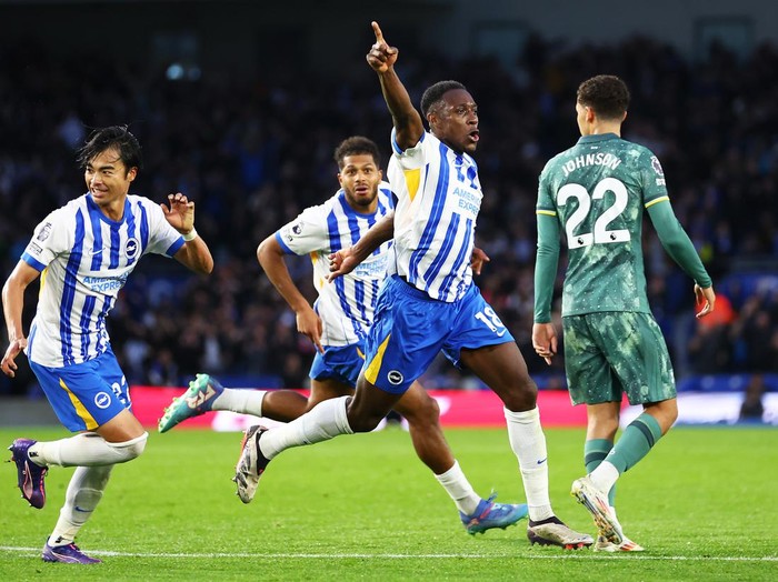 BRIGHTON, ENGLAND - OCTOBER 06: Danny Welbeck of Brighton & Hove Albion celebrates scoring his team's third goal during the Premier League match between Brighton & Hove Albion FC and Tottenham Hotspur FC at Amex Stadium on October 06, 2024 in Brighton, England. (Photo by Bryn Lennon/Getty Images)