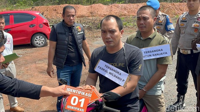 Bripka Yuyun dan Brigadir Faskal saat jalani rekonstruksi tewasnya Ragil.