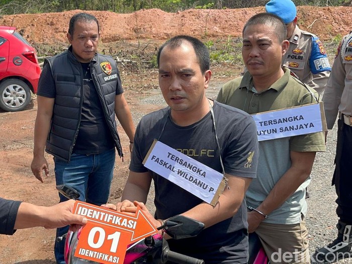 Bripka Yuyun dan Brigadir Faskal saat jalani rekonstruksi tewasnya Ragil.