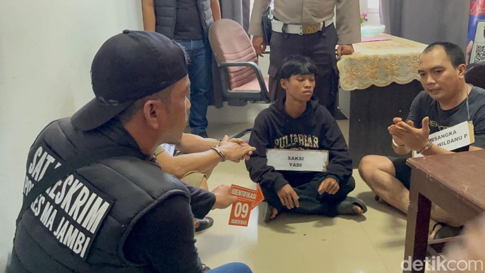 Bripka Yuyun saat memukul Yadi, saksi kematian Ragil yang sempat salah tangkap