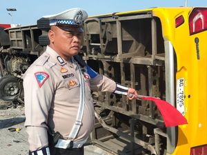 19 Orang Luka Akibat Bus Guru SMAN Kedungwaru Terguling di Tol Sumo