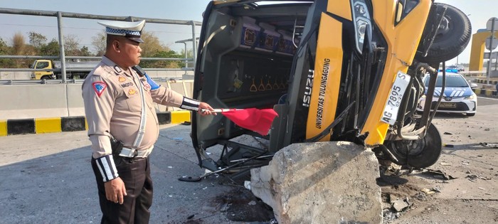 bus dari tulungagung terguling di tol sumo km 725