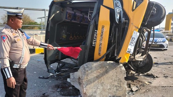Penampakan Bus Rombongan Guru Tulungagung Terguling di Tol Sumo