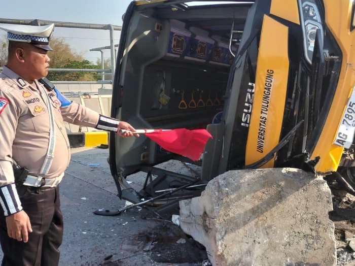 bus dari tulungagung terguling di tol sumo km 725