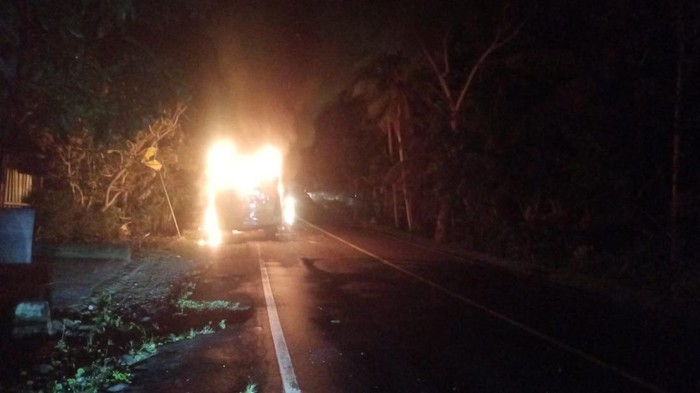 Bus pariwisata ludes terbakar di Jalan Raya Denpasar-Gilimanuk, tepatnya di Desa Gumbrih, Kecamatan Pekutatan, Kabupaten Jembrana, Senin (7/10/2024). (dok. Polsek Pekutatan)