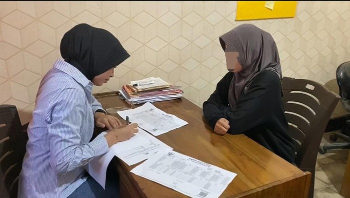 Seorang wanita berinisial NT (19) di Kabupaten Buton Tengah, Sulawesi Tenggara (Sultra) mengaku calon bidan menganiaya gadis berinisial KM (15) viral di media sosial.