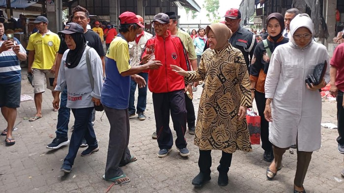 Cagub Jatim nomor urut 3 Risma mendengarkan aspirasi dan berdiskusi serta dapat dukungan dari pedagang Pasar Induk Pare, Kediri.
