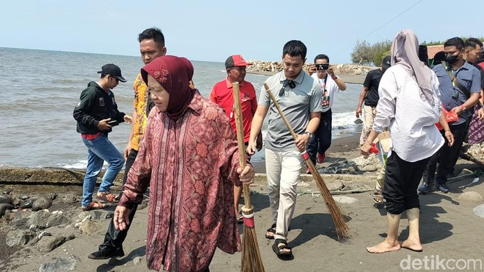 Cagub Jatim nomor urut 3 Tri Rismaharini berkampanye bersih-bersih pantai di Probolinggo.