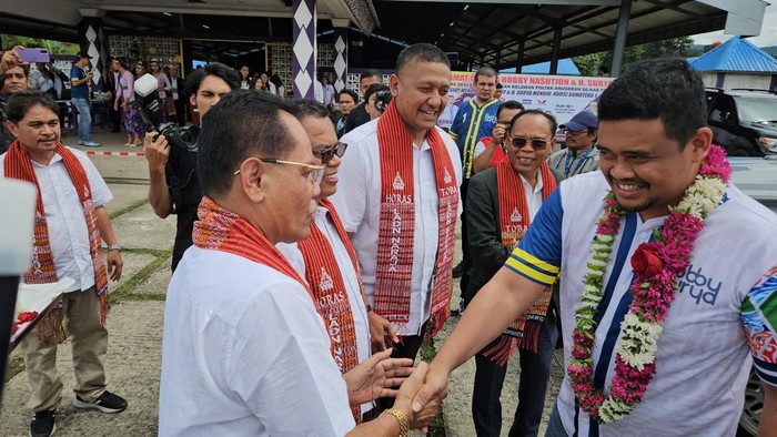 Cagub Sumut Bobby Nasution bersama Cabup Toba Poltak Sitorus. (Foto: Istimewa).