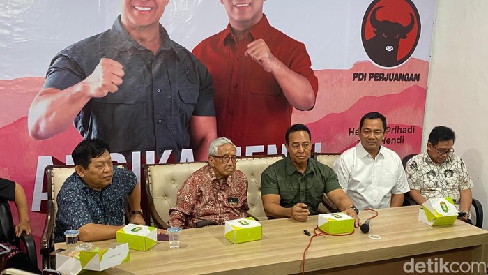 Calon Gubernur-Wakil Gubernur Jateng Andika-Hendi bersama tim pemenangan di Posko Pemenangan Andika-Hendi di Jalan Pandanaran 100, Senin (7/10/2024).