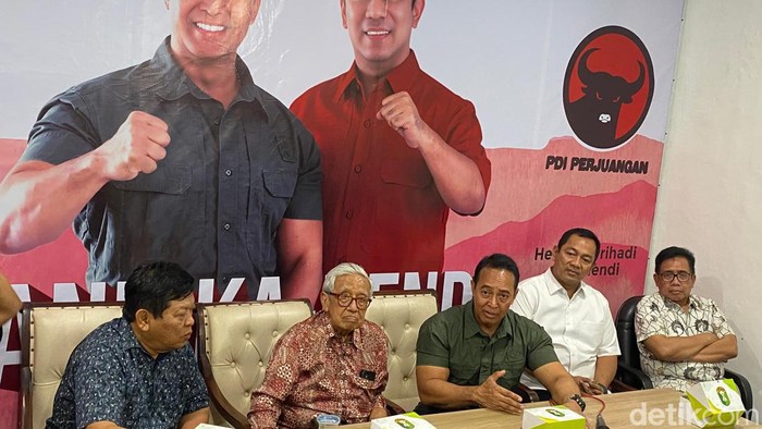 Calon Gubernur-Wakil Gubernur Jateng Andika-Hendi bersama tim pemenangan di Posko Pemenangan Andika-Hendi di Jalan Pandanaran 100, Senin (7/10/2024).