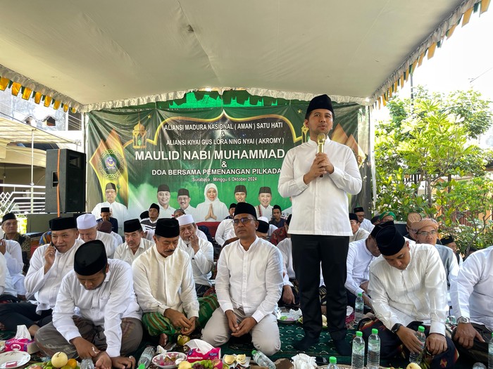 Cawagub Jatim nomor urut 3 Emil Dardak saat menghadiri acara Maulid Nabi di Surabaya
