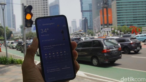 Cuaca di Jakarta siang tadi menyentuh angka 34-36 derajat Celcius. BMKG memprediksi kondisi fenomena panas terik masih dapat berlangsung dalam periode bulan Oktober.