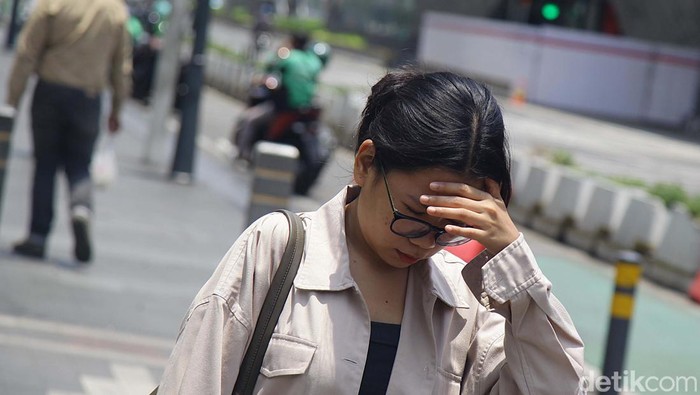 Cuaca di Jakarta siang tadi menyentuh angka 34-36 derajat Celcius. BMKG memprediksi kondisi fenomena panas terik masih dapat berlangsung dalam periode bulan Oktober.