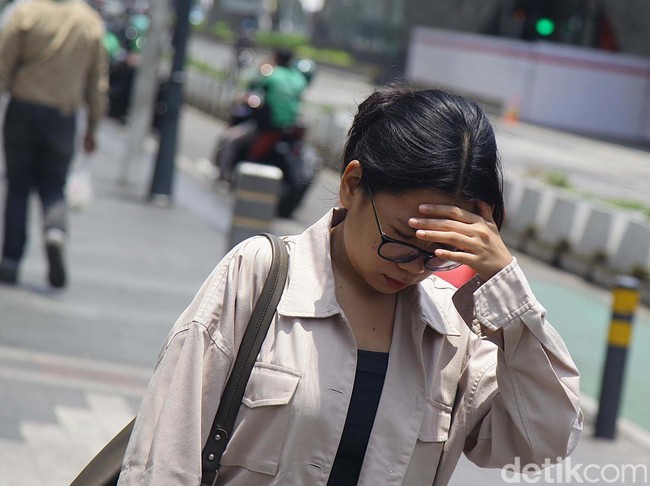 Cuaca di Jakarta siang tadi menyentuh angka 34-36 derajat Celcius. BMKG memprediksi kondisi fenomena panas terik masih dapat berlangsung dalam periode bulan Oktober.