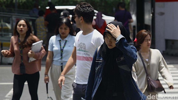 Cuaca Panas Tembus 34 Derajat Celcius, Diperkirakan Sampai Akhir Bulan Cuaca di Jakarta siang tadi menyentuh angka 34-36 derajat Celcius. BMKG memprediksi kondisi fenomena panas terik masih dapat berlangsung dalam periode bulan Oktober.