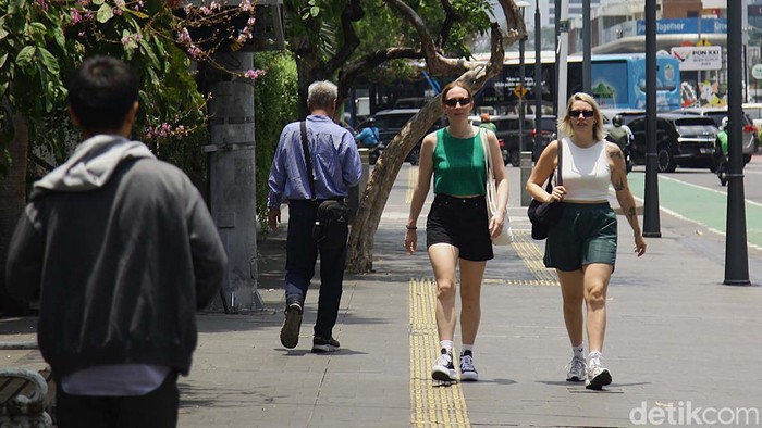 Cuaca Panas Tembus 34 Derajat Celcius, Diperkirakan Sampai Akhir Bulan Cuaca di Jakarta siang tadi menyentuh angka 34-36 derajat Celcius. BMKG memprediksi kondisi fenomena panas terik masih dapat berlangsung dalam periode bulan Oktober.
