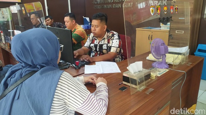 Cyndi saat melapor ke Polrestabes Palembang usai uang tabungan untuk umarhnya hilang