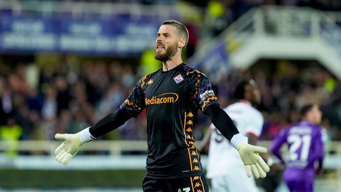 David De Gea of ACF Fiorentina celebrates after saving the secon penalty kick of the match during the Serie A Enilive match between ACF Fiorentina and AC Milan at Stadio Artemio Franchi on October 06, 2024 in Florence, Italy. (Photo by Giuseppe Maffia/NurPhoto via Getty Images)