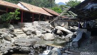 Suara gemericik air yang jatuh dari ketinggian, serta suasana alam yang damai membuat tempat ini cocok untuk bersantai dan melepaskan penat di akhir pekan. (Asti Azhari/detikTravel)