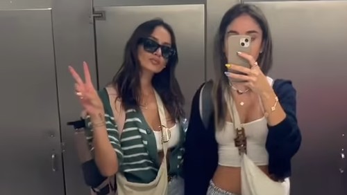 Dua pelancong Teresa dan Tara yang gagal terbang karena menggunakan crop top.