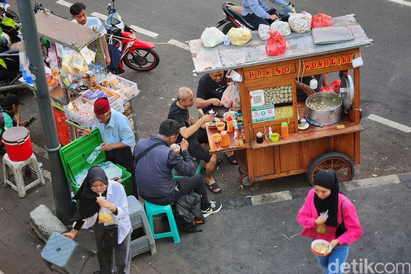 Duh, PKL Kuasai Jalur Pejalan Kaki di Jalan Blora Jakpus Para pedagang kaki lima (PKL) berjualan di jalur pedestrian jalan Blora, sekitar 50 meter dari Stasiun Sudirman, Jakarta, Senin (7/10/2024).