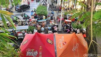 Selain dikuasai PKL, jalur pejalan kaki di kawasan tersebut juga jadi lahan parkir motor.