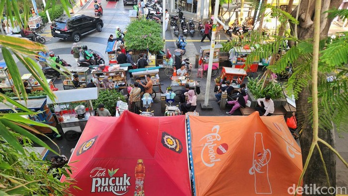 Para pedagang kaki lima (PKL) berjualan di jalur pedestrian jalan Blora, sekitar 50 meter dari Stasiun Sudirman, Jakarta, Senin (7/10/2024).